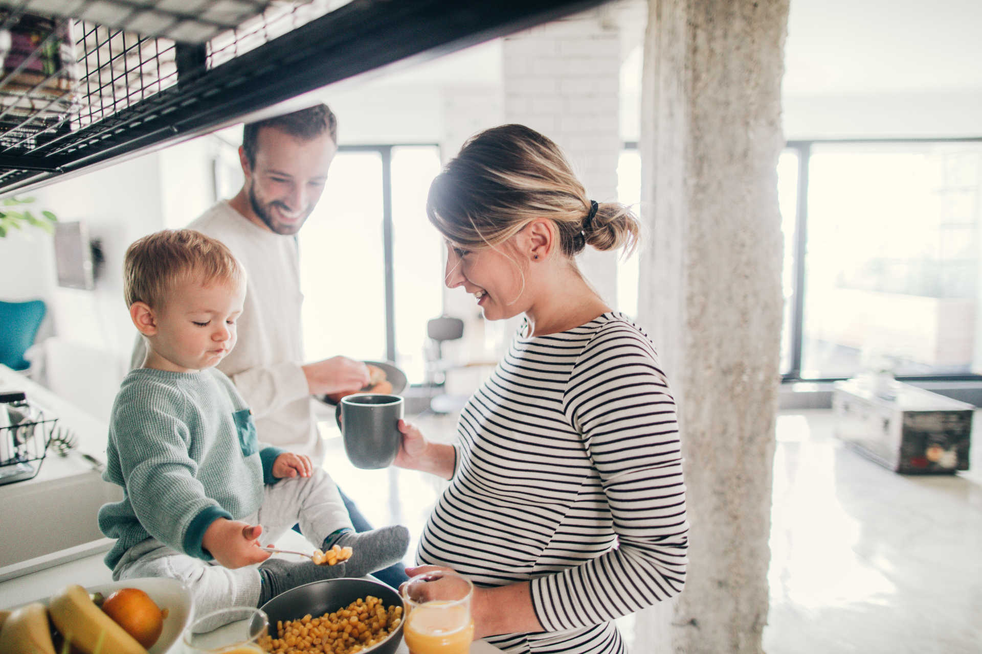 Familie am Kochen in der Küche mit schwangere Frau