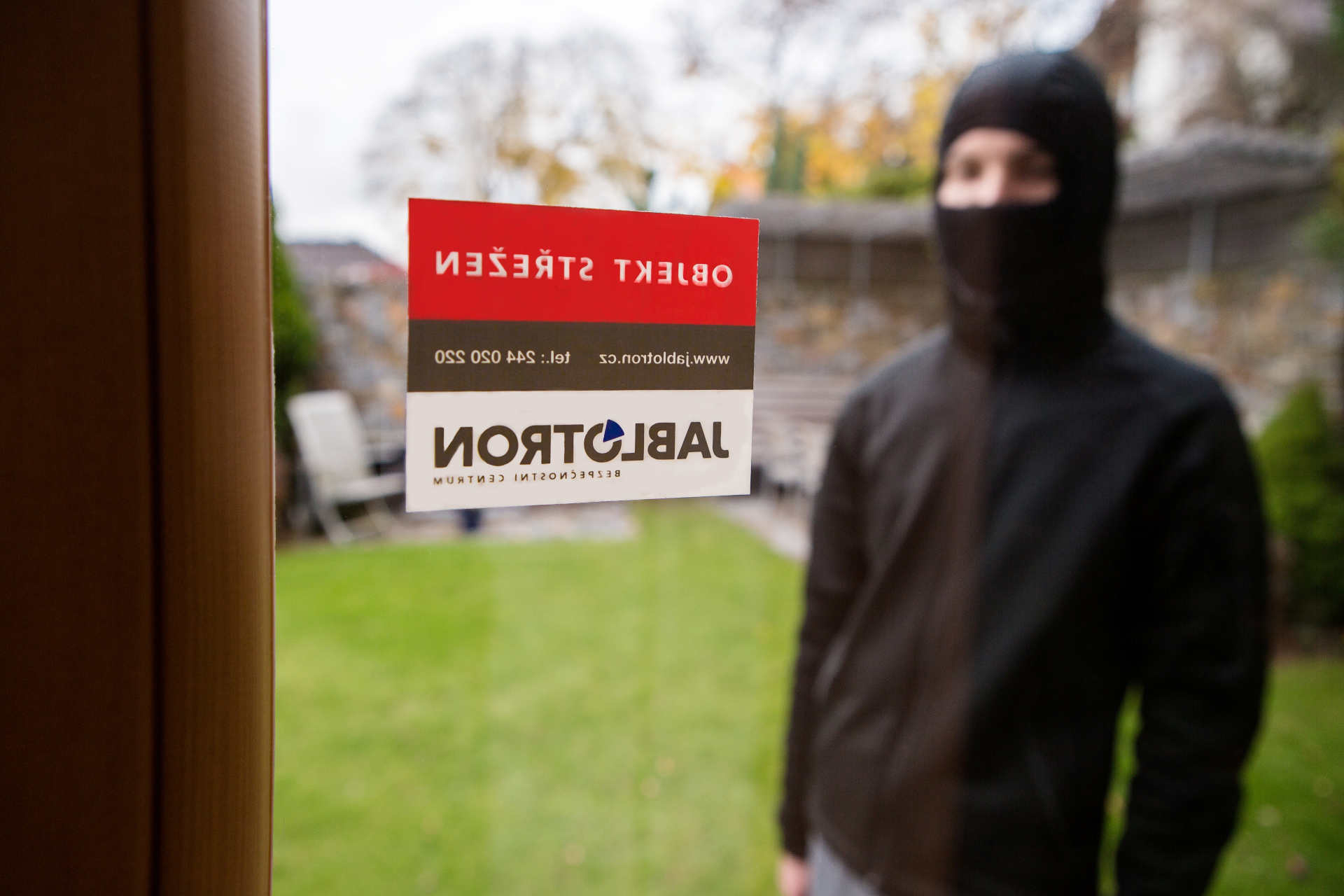 Sticker für Überwachungskameras am Fenster